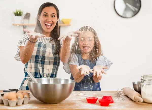 Mãe e filha na cozinha — Fotografia de Stock