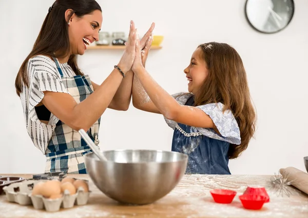 Mãe e filha na cozinha — Fotografia de Stock