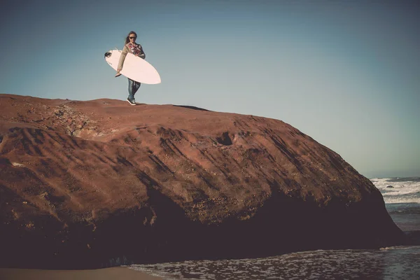 Ragazza surfista adolescente — Foto Stock