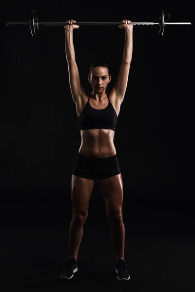 Kvinna lyfta vikter — Stockfoto