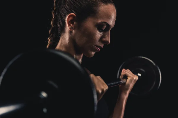 Mujer levantando pesas — Foto de Stock