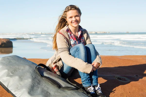 Ragazza surfista adolescente — Foto Stock