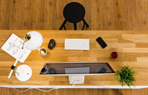 Mesa de escritório aconchegante — Fotografia de Stock