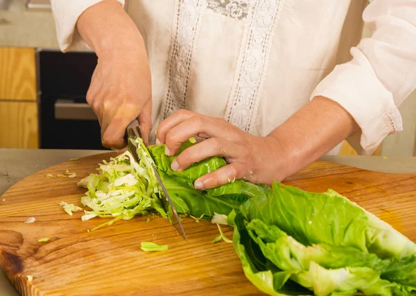 Fermentiertes Konservenkraut zubereiten — Stockfoto