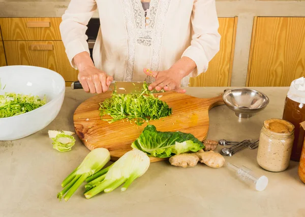 Kimchi und Sauerkraut zubereiten — Stockfoto