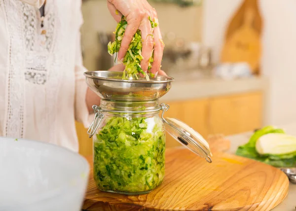 Preparação de produtos hortícolas fermentados conservados — Fotografia de Stock