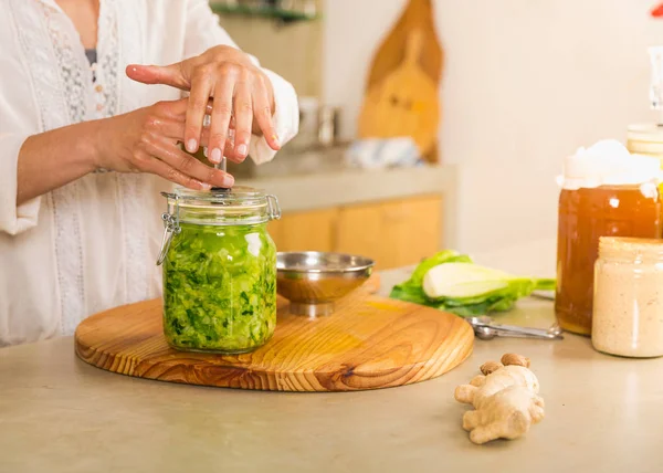 Erjesztett tartósított zöldségek előkészítése — Stock Fotó