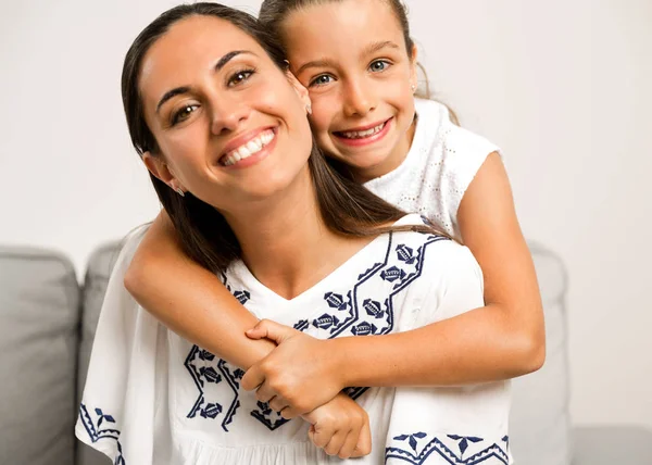 Mutter und Tochter lächeln — Stockfoto