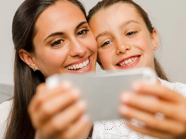 Mamá e hija con smartphone —  Fotos de Stock