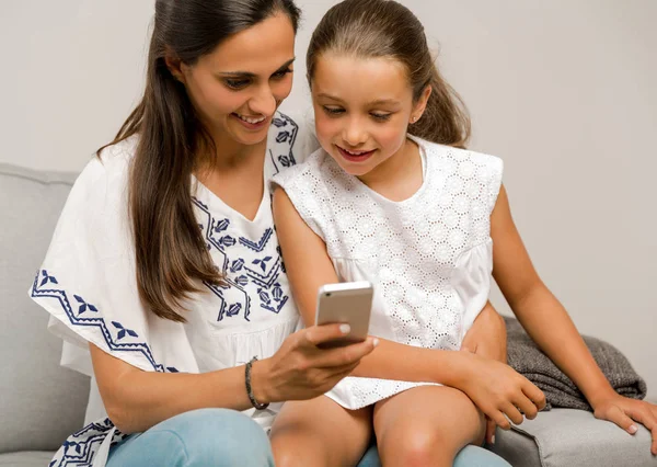 Anne ve kızı ile smartphone — Stok fotoğraf