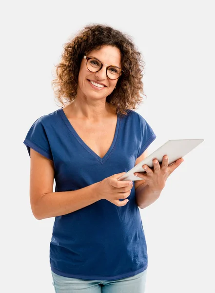 Ευτυχισμένη γυναίκα που εργάζεται με ένα tablet — Φωτογραφία Αρχείου