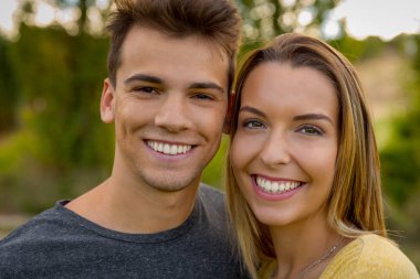 gülümseyen güzel Çift