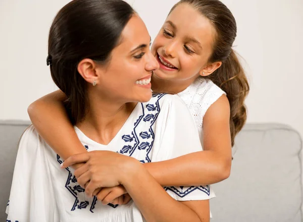 Mamma och dotter har roligt — Stockfoto