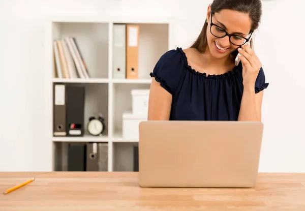 Businesswoman working in a home office — Stock Photo, Image
