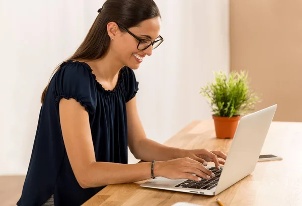 Empresária sentada em sua mesa — Fotografia de Stock