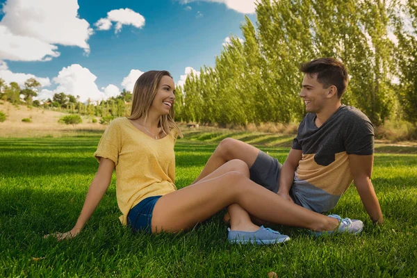 Paar zittend op het gras — Stockfoto