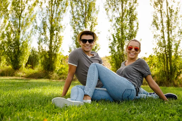 Couple enjoying a day in the park — Stock Photo, Image