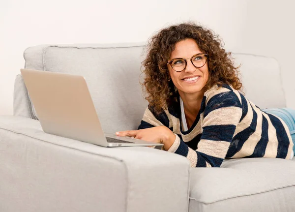 Hermosa mujer trabajando en casa — Foto de Stock