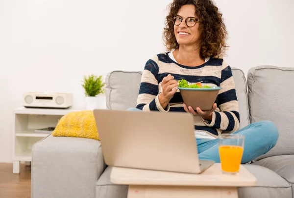 Mulher comendo salada em casa — Fotografia de Stock