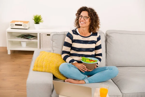 Жінка їсть салат вдома — стокове фото