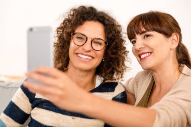  Arkadaşlar evde selfie çekiyor. 