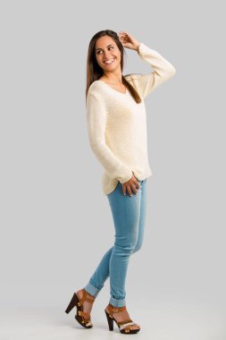 bej kazaklı genç gülümseyen kadın