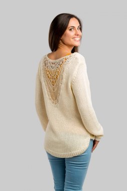 bej kazaklı genç gülümseyen kadın