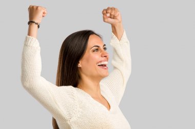 genç kadın kaldırdı kollarını  