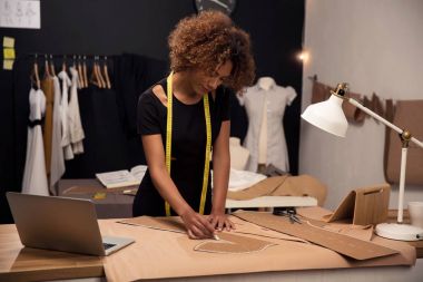 Atelier üzerinde çalışan tasarımcı 