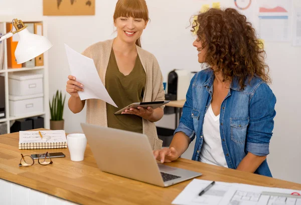 Empresária trabalhando juntos no escritório — Fotografia de Stock