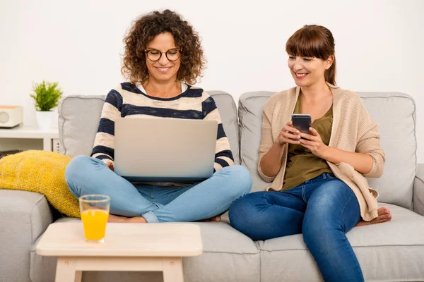 Mujeres que trabajan en casa — Foto de Stock