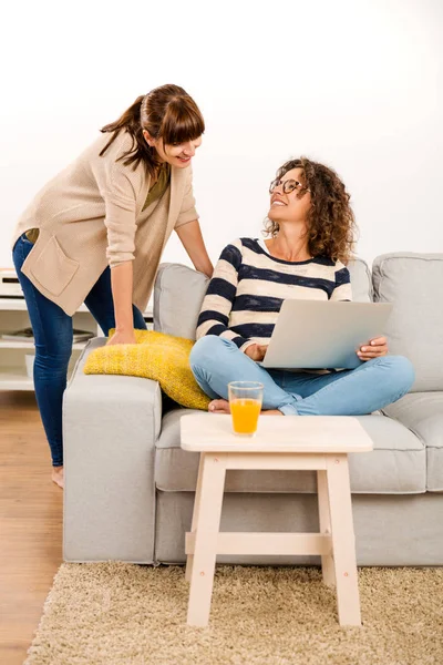 laptop ile çalışan kadınlar 