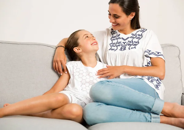 Maman et fille assis sur le canapé — Photo