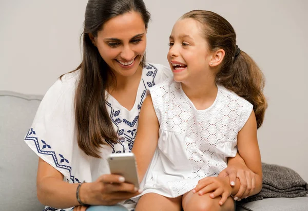 Mamá e hija usando smartphone — Foto de Stock