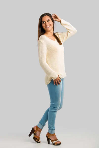 Młoda kobieta uśmiechający się w beżowy sweter — Zdjęcie stockowe
