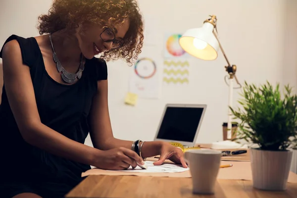 Diseñador que trabaja en atelier — Foto de Stock