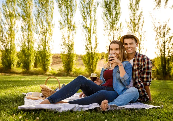 Glückliches verliebtes Paar beim Picknick — Stockfoto