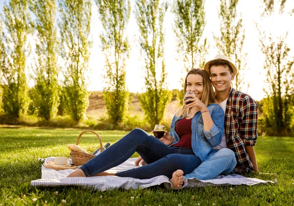 Casal feliz no amor no piquenique — Fotografia de Stock