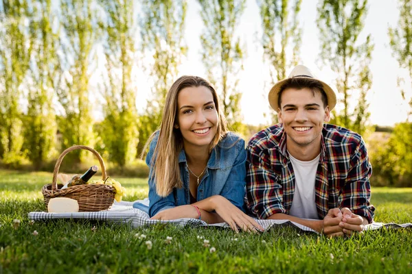Paar macht Picknick im Park — Stockfoto