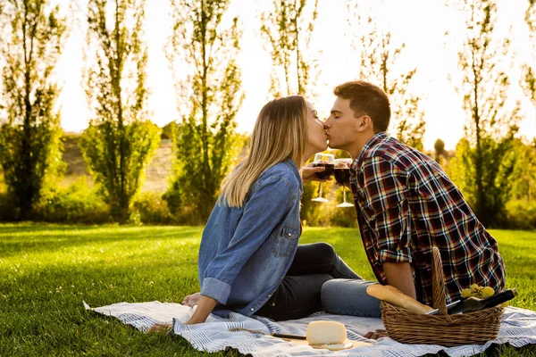 Счастливая влюбленная пара на пикнике — стоковое фото