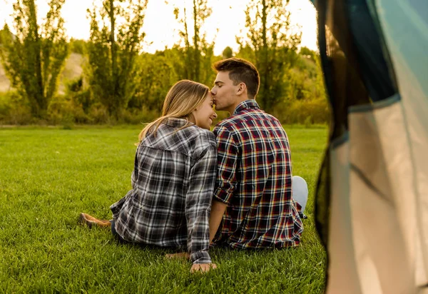 Feliz casal sentado no prado — Fotografia de Stock