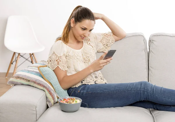 Woman texting on phone — Stock Photo, Image