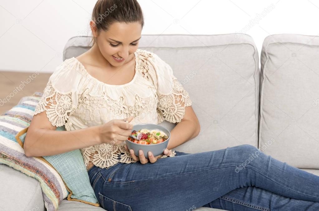 woman eating healthy breakfast
