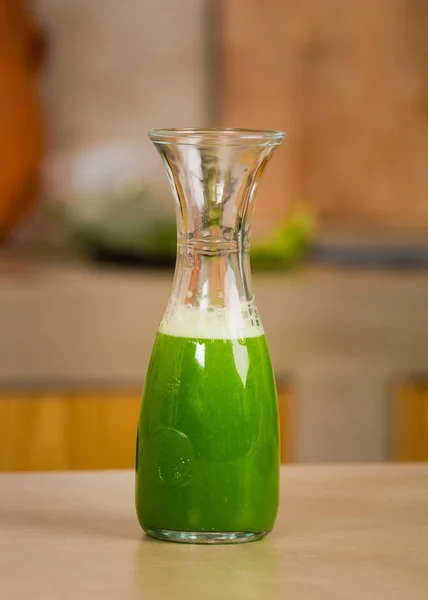 Juice méregtelenítő üvegedénybe — Stock Fotó