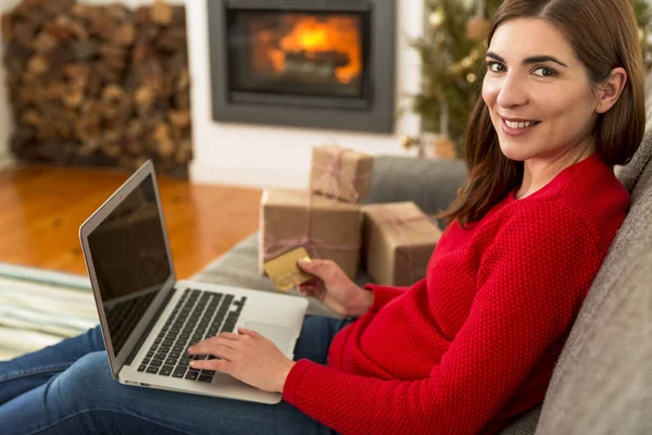 Žena nakupování online na Vánoce — Stock fotografie