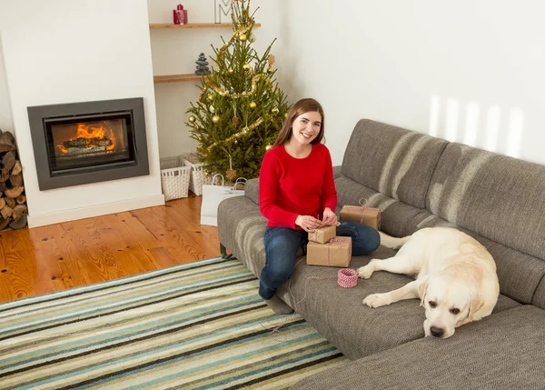 Kvinna inslagning julklappar — Stockfoto