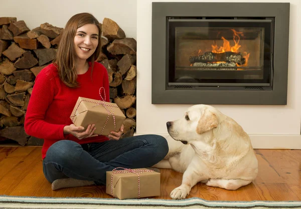 Vrouw en hond met giften van Kerstmis — Stockfoto