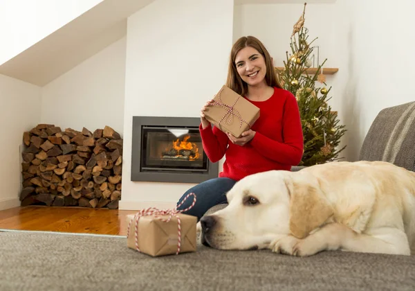 Vrouw en hond met giften van Kerstmis — Stockfoto