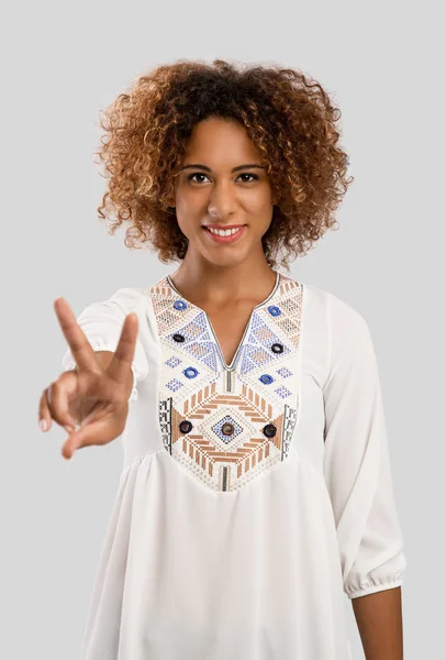 Barış işareti yapma kadın — Stok fotoğraf