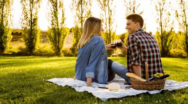 Çift içme şarap piknik